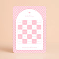 Baby Bingo kaart met witte hartjes op roze achtergrond, gepersonaliseerd met naam – Studio Miron