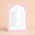 Wie kent Mama? kaart met witte hartjes op roze achtergrond, gepersonaliseerd met naam – Studio Miron