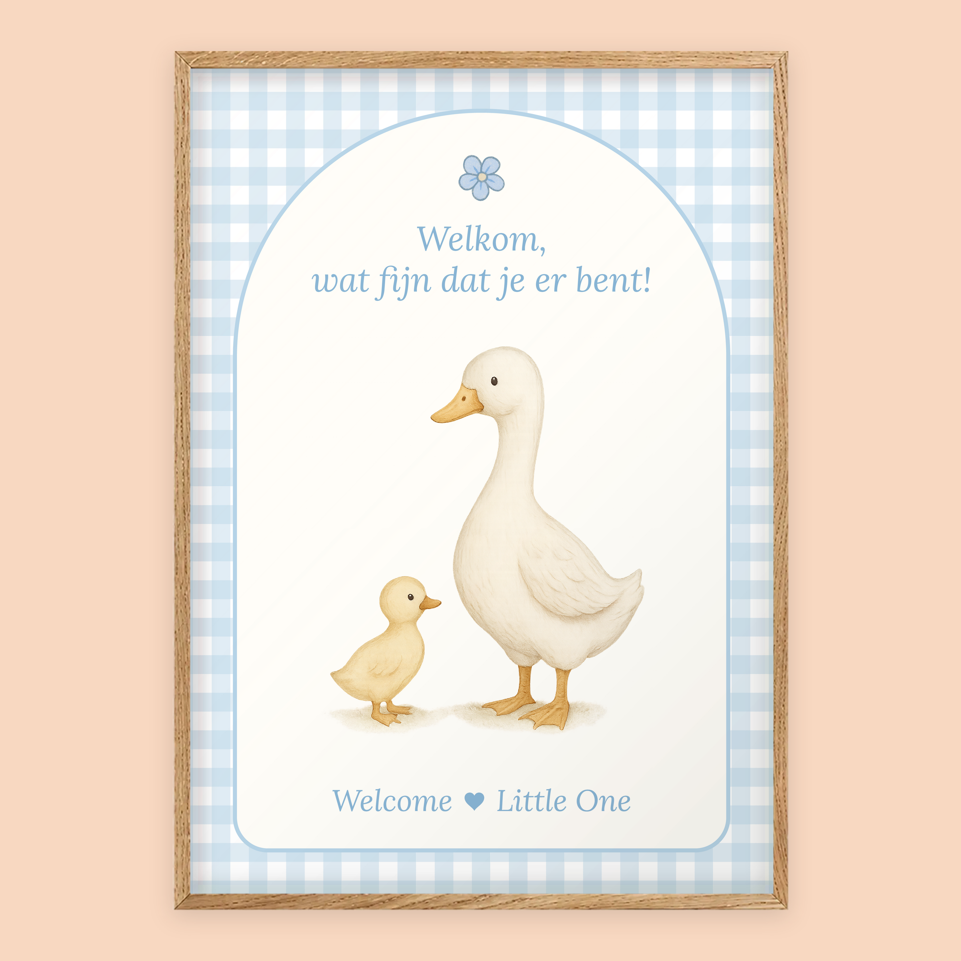 Babyshower welkomstposter in Gingham Blauw in eiken lijst, standaardversie met Welcome Little One – Studio Miron
